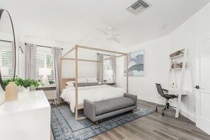 4 Schlafzimmer, Schreibtisch, Bügeleisen/Bügelbrett, Reisekinderbett