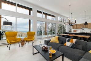 Smart TV, fireplace - Onyx 150: Winter Views, Hot Tub & Fireplace (Les Éboulements)