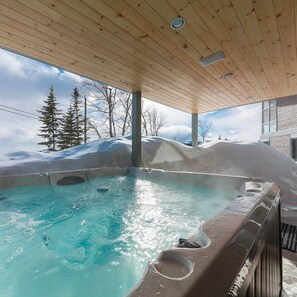 Outdoor spa tub - Le Rupin 77: River, Mountain Views & Hot Tub (Charlevoix)