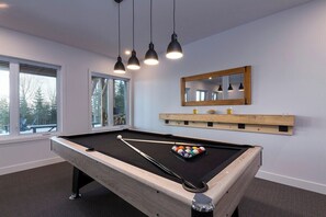Games room - Eastman 73: Hot Tub, Pool Table & Summer Nights (Les Éboulements)