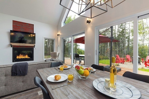 Petite Charlevoix 1: Hot Tub, Fireplace Sanctuary