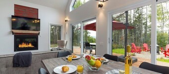 Petite Charlevoix 1: Hot Tub, Fireplace Sanctuary