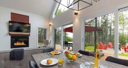 Petite Charlevoix 1: Hot Tub, Fireplace Sanctuary