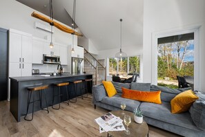 Smart TV, fireplace, stereo