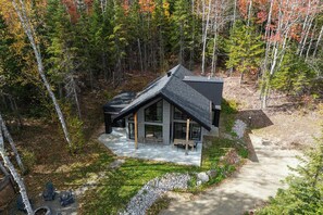 Exterior - Nordik 126: Private Hot Tub, Covered Terrace & BBQ (Les Éboulements)