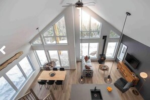 TV connectée, cheminée, chaîne hi-fi