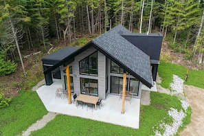 Exterior - Nordik 126: Private Hot Tub, Covered Terrace & BBQ (Les Éboulements)