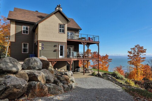 La Magie St-Laurent 143: Fireplace, Le Massif View