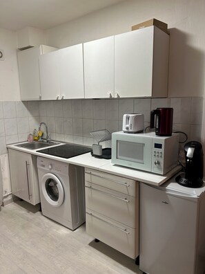 Kühlschrank, Mikrowelle, Ofen, Herdplatte