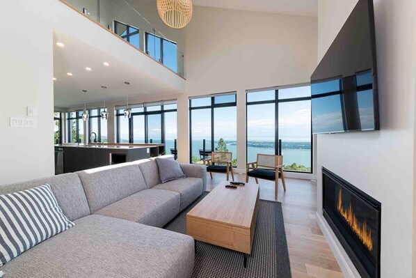 Smart TV, fireplace - Quai Perché: Panoramic Views, Hot Tub & Fireplace (Baie-Saint-Paul)