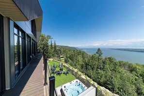 Terrace/patio - Quai Perché: Panoramic Views, Hot Tub & Fireplace (Baie-Saint-Paul)