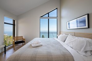 4 bedrooms, iron/ironing board, WiFi