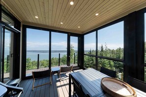Dining - Quai Perché: Panoramic Views, Hot Tub & Fireplace (Baie-Saint-Paul)