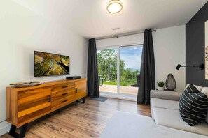 Smart TV, chimenea, estéreo