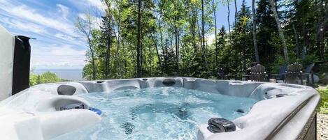 Outdoor spa tub