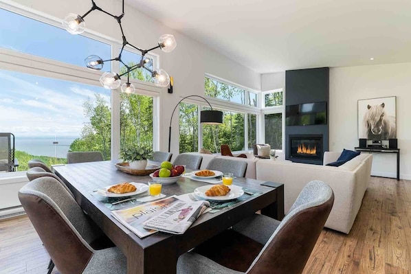 Dining - Refuge 1: Hot Tub, Sauna & St. Lawrence Views (Les Éboulements)