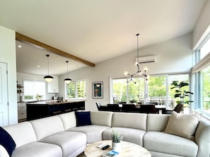 Smart TV, fireplace, stereo - Refuge 1: Hot Tub, Sauna & St. Lawrence Views (Les Éboulements)