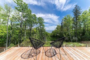 Terrace/patio - Refuge 1: Hot Tub, Sauna & St. Lawrence Views (Les Éboulements)