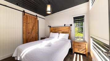 2 bedrooms, iron/ironing board, WiFi
