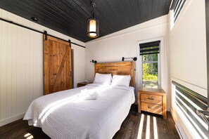 2 bedrooms, iron/ironing board, WiFi