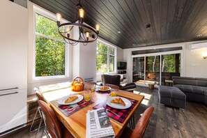 Dining - Villa 7: Hot Tub, Snow & Charlevoix Winter Magic (Baie-Saint-Paul)