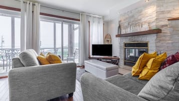 Smart TV, fireplace