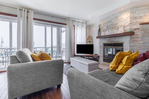 14B Condo: Breathtaking Views, Fireplace & Terrace