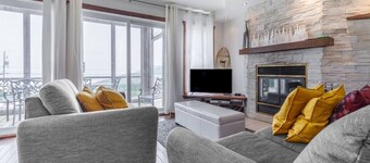 14B Condo: Breathtaking Views, Fireplace & Terrace