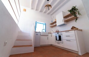 Fridge, microwave, oven, stovetop - La Montsiña, Cozy Mediterranean Style House. Panoramic terrace. (Cómpeta)