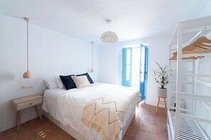 3 slaapkamers, een strijkplank/strijkijzer, gratis wifi, beddengoed