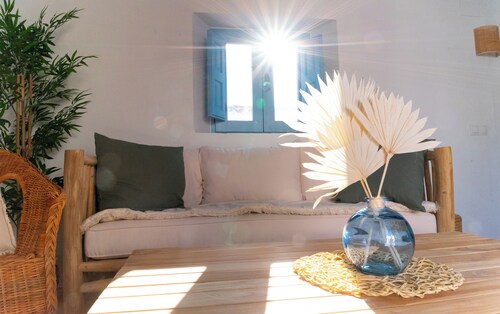 La Montsiña, Cozy Mediterranean Style House.