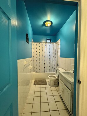 Sèche-cheveux, bidet, serviettes fournies, savon