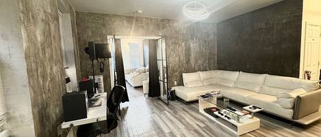 Smart TV, chimenea, videojuegos, reproductor de DVD