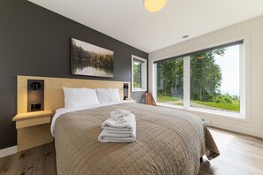 3 bedrooms, iron/ironing board, WiFi - Le Versant Sud 7: Private Spa, Sauna & Views (Baie Saint-Paul)