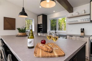 Dining - Le Versant Sud 7: Private Spa, Sauna & Views (Baie Saint-Paul)