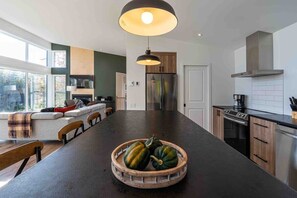 Fridge, microwave, oven, stovetop - Solar 79: Hot Tub, Terrace & Panoramic Views (Charlevoix)