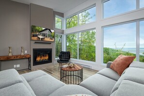 Smart TV, chimenea y estéreo 