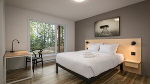 Une chambre à coucher moderne avec un grand lit, un bureau et une chaise.