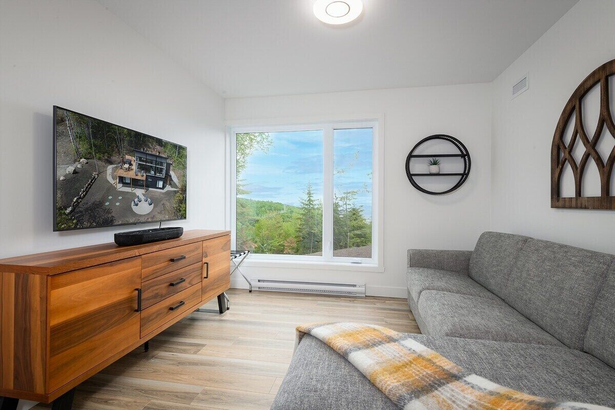 Een smart-tv, een open haard en een stereo