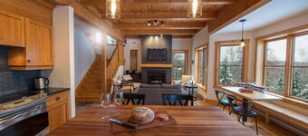 Chalet Bleu 55: River Views, Pool Table & Spa