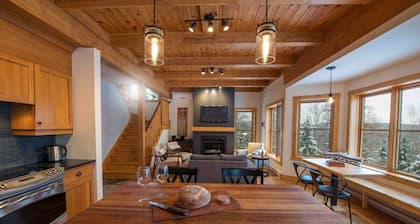 Chalet Bleu 55: River Views, Pool Table & Spa