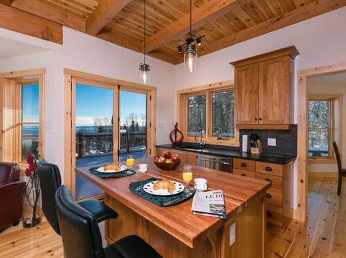 Chalet Bleu 55: Hot Tub, Views, Games & BBQ