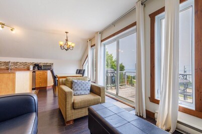 Condo 14H: Upper Floor, River View & BBQ