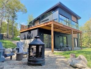 Outdoor dining - Refuge 2: Hot Tub, River Views & Pet Friendly (Les Éboulements)