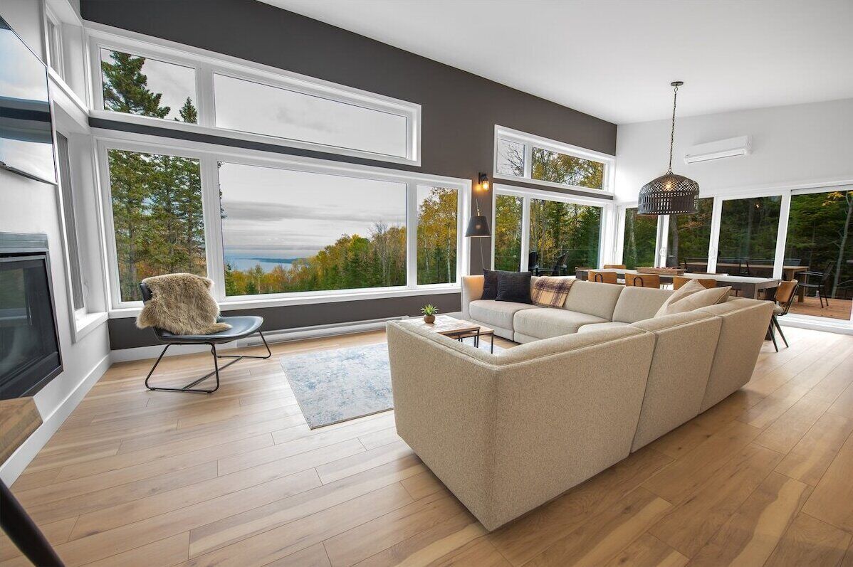 TV connectée, cheminée, chaîne hi-fi