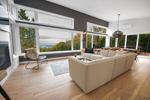 智能電視、壁爐、音響