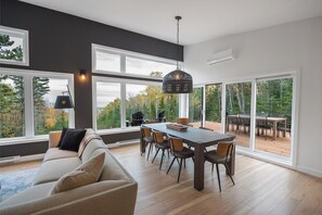 Smart TV, fireplace, stereo - Refuge 2: Hot Tub, River Views & Pet Friendly (Les Éboulements)