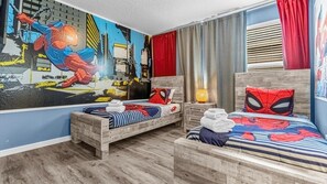 7 Schlafzimmer, Schreibtisch, Bügeleisen/Bügelbrett, Reisekinderbett