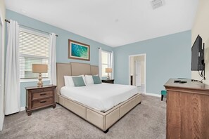 8 slaapkamers, een bureau, een strijkplank/strijkijzer, reisbedje