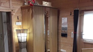 Casa | Tabla de planchar con plancha y muebles diferentes